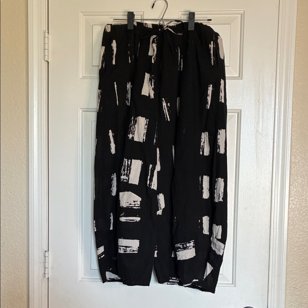 Modern Black and White Abstract Capris